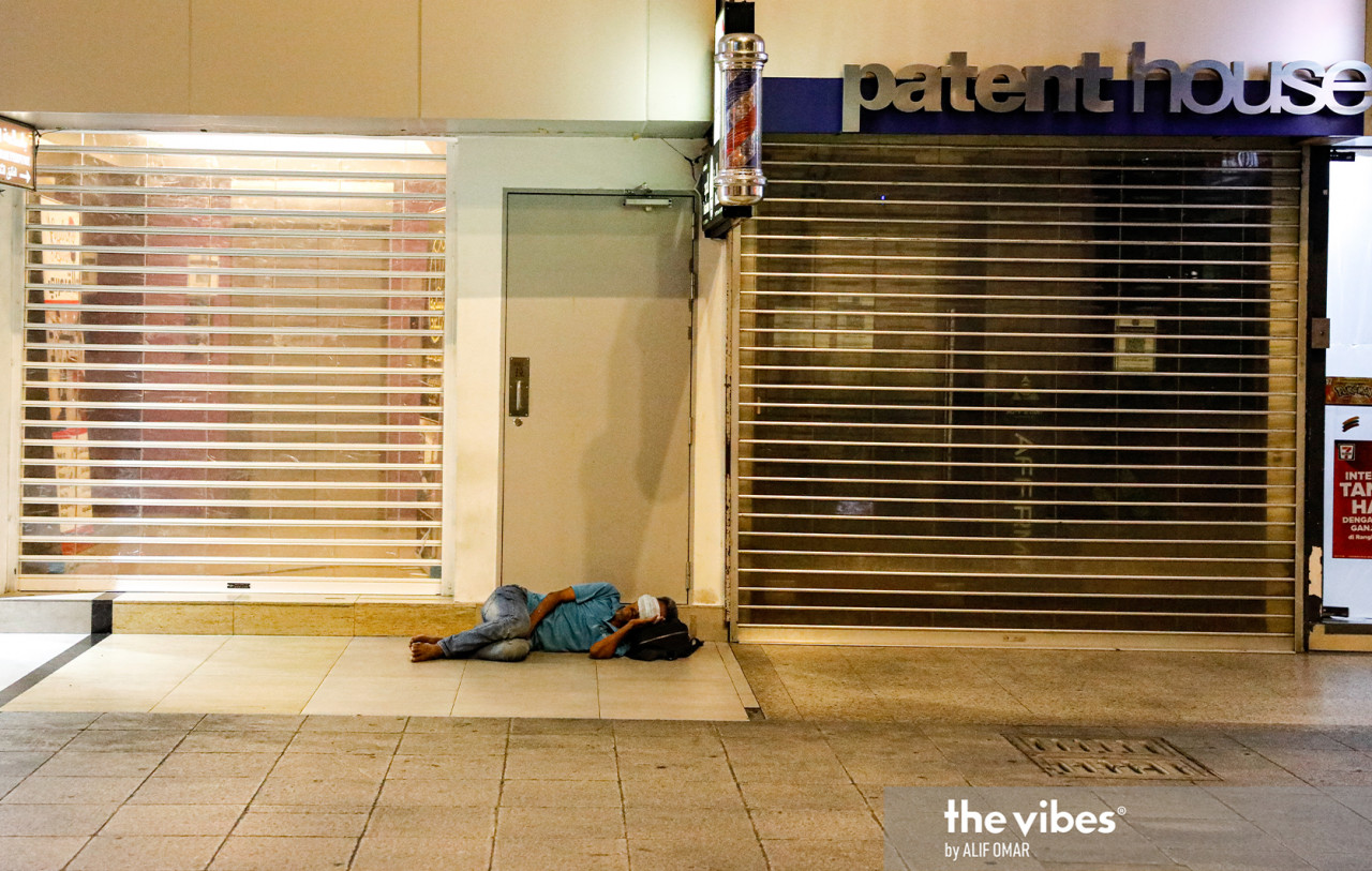 A homeless man sleeping rough near the Pavilion Kuala Lumpur mall last night. – ALIF OMAR/The Vibes pic, January 13, 2021
