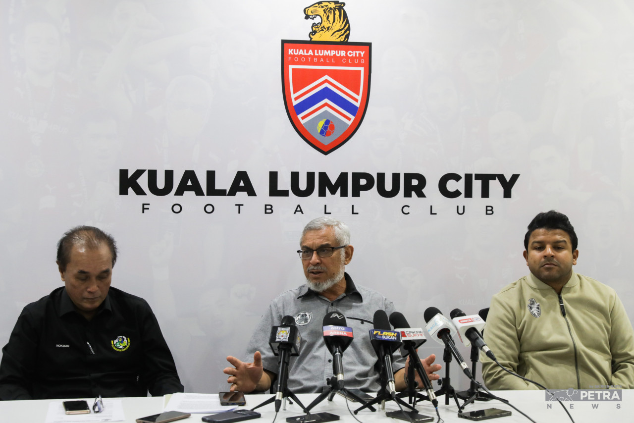KL Football Association president Khalid Abdul Samad (centre) says the private company has done nothing to maintain the stadium, leaving KLFA to bear maintenance costs out of their own pocket. – SAIRIEN NAFIS/The Vibes pic, July 13, 2022