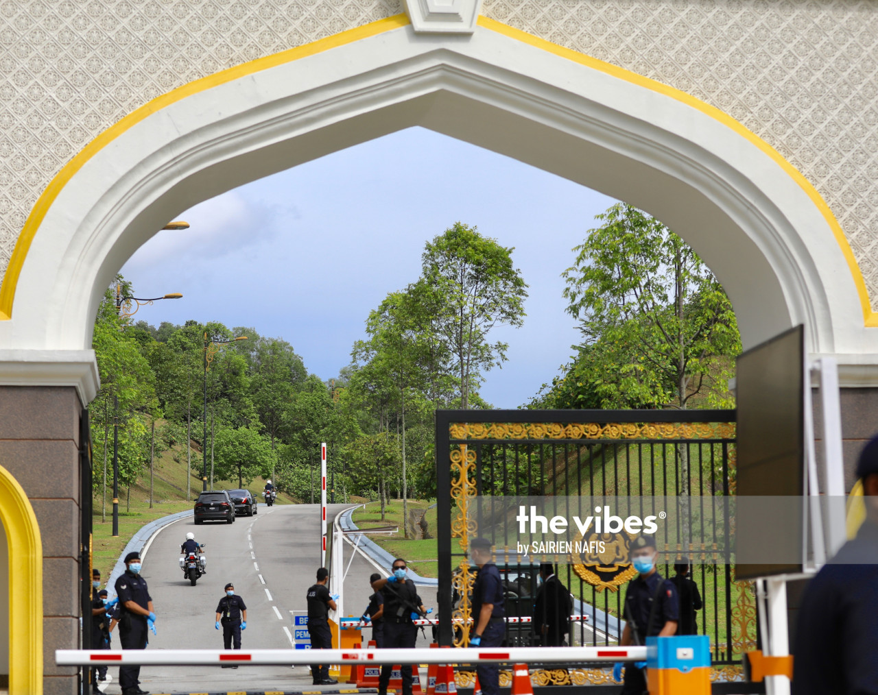 The Jaguar transporting Datuk Seri Anwar Ibrahim enter the Istana Negara. – SAIRIEN NAFIS/The Vibes, October 13, 2020