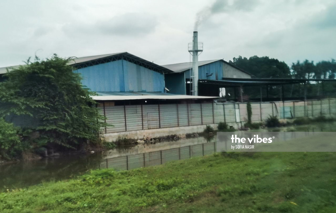A factory in Juru emitting smoke into the air. – SOFIA NASIR/The Vibes pic, November 15, 2020