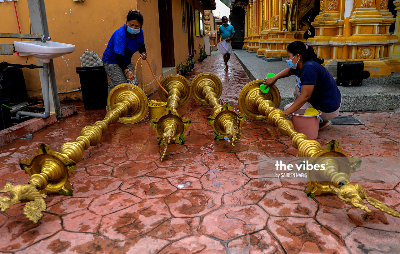 Workers at the Sri Maha Mariamman Devasthanam Midlands Temple in Shah Alam making preparations ahead of Deepavali. – The Vibes pic, November 14, 2020