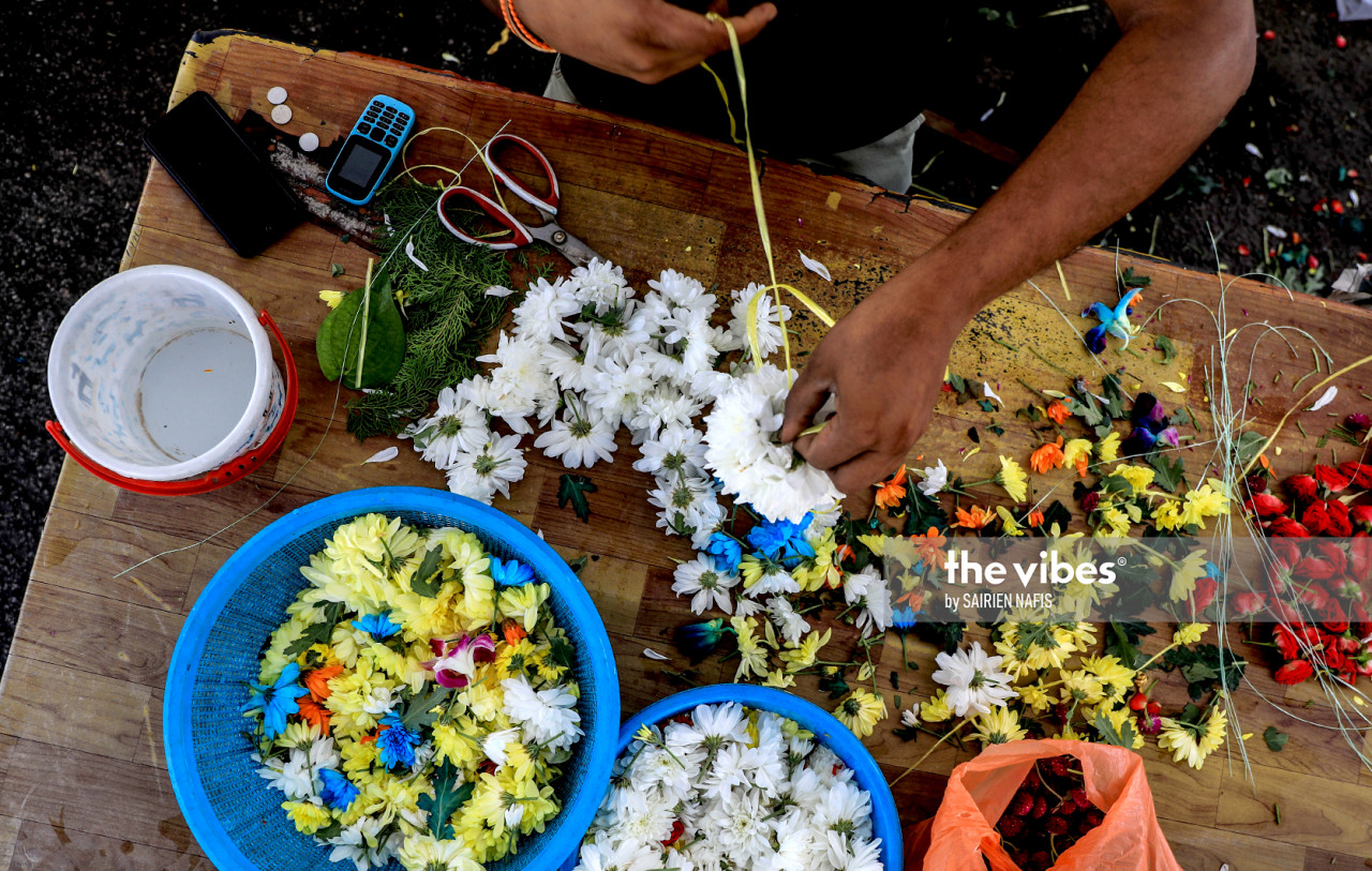 Flowers in a variety of colours and hues are used to make garlands. – The Vibes pic, November 14, 2020