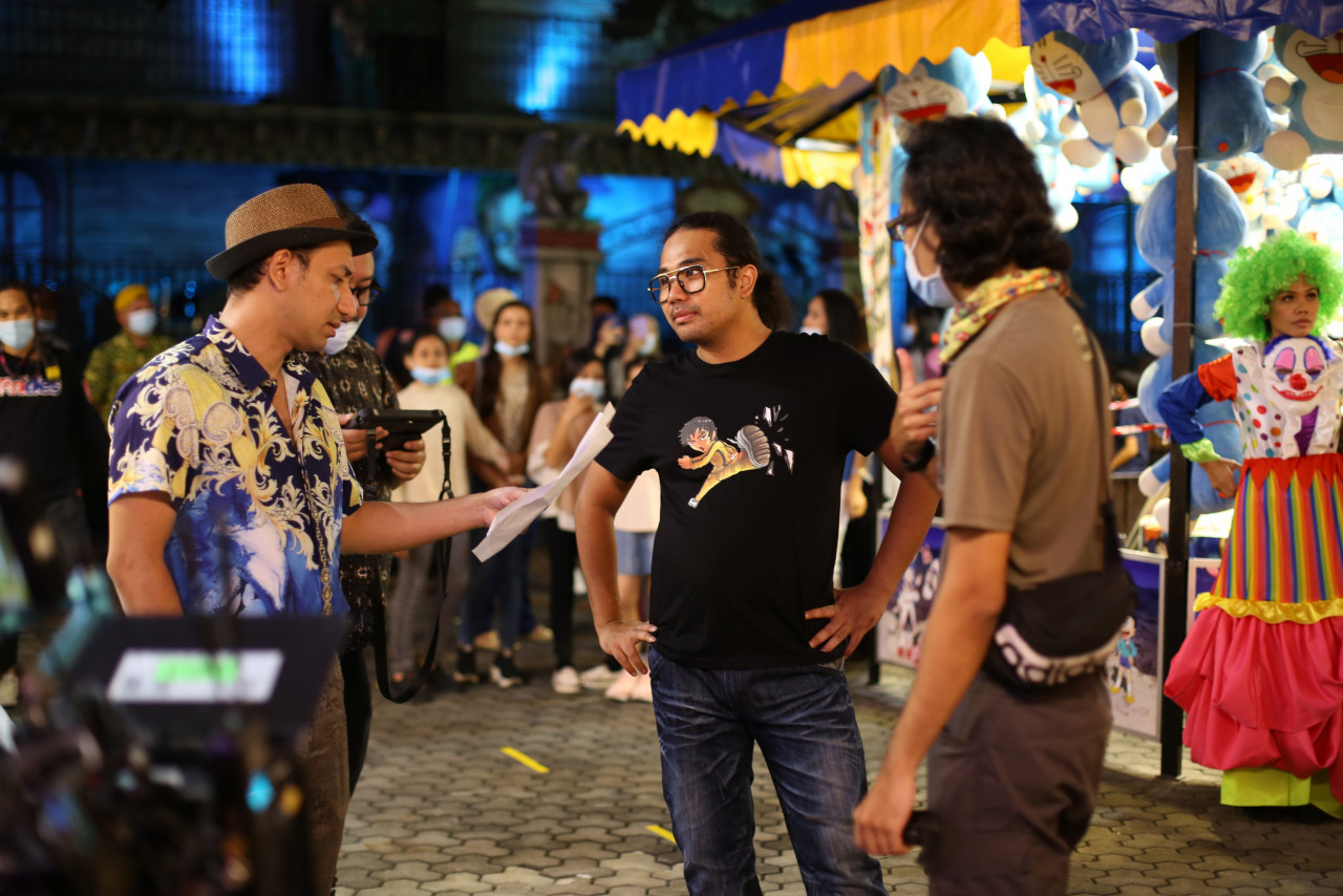 Actors Zizan Razak and Johan of Raja Lawak on the set of, ‘Baik Punya Ah Long’, an upcoming action/comedy film that follows the story of two Malay boys who are given the opportunity to start a business by their Chinese father. — Pic courtesy of  Muhammad Syafiq Mohtar and Fazzi Yahya