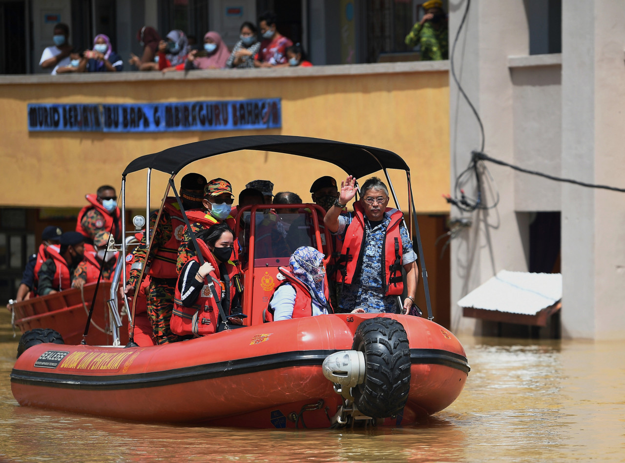 Yang di-Pertuan Agong Al-Sultan Abdullah Ri’ayatuddin Al-Mustafa Billah Shah and Raja Permaisuri Agong Tunku Hajah Azizah Aminah Maimunah Iskandariah on a boat to visit flood victims at a relief centre in SK Kg Temai in Pekan today. – Bernama pic, January 14, 2021