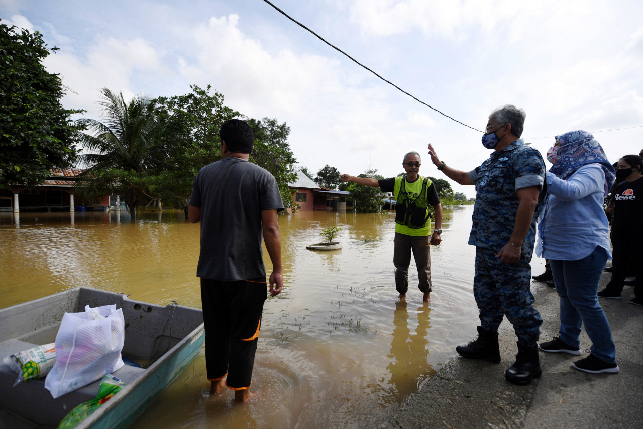 Yang di-Pertuan Agong Al-Sultan Abdullah Ri’ayatuddin Al-Mustafa Billah Shah and Raja Permaisuri Agong Tunku Hajah Azizah Aminah Maimunah Iskandariah catching up with residents of Kg Tg Medang on their visit to Pekan to view the flood situation today. – Bernama pic, January 14, 2021