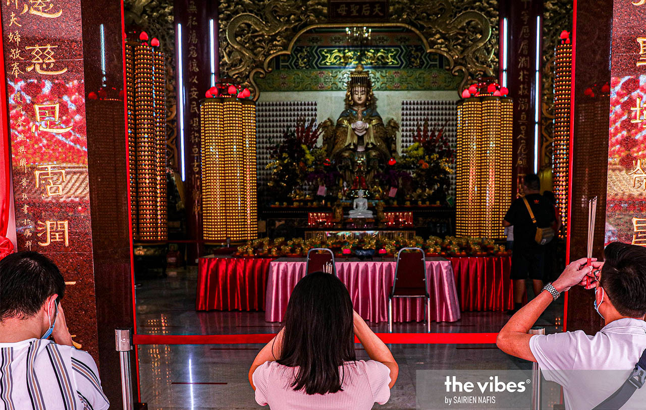 Devotees offering prayers to a deity while adhering to the 1m physical distancing rule. – SAIRIEN NAFIS/The Vibes pic, February 26, 2021