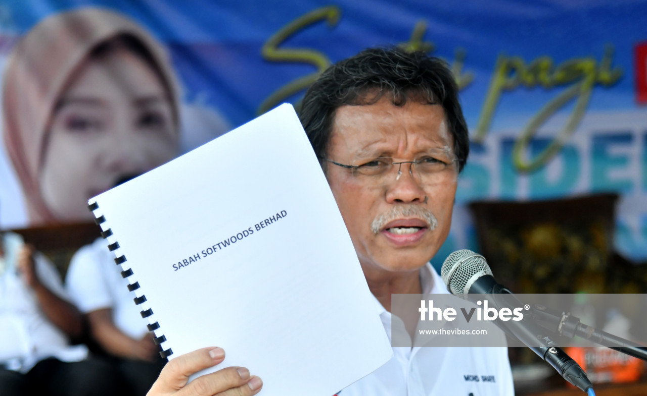 During his campaigning in Kunak, Datuk Seri Mohd Shafie Apdal says previous state leaders had awarded more than half a million acres of forest reserve land under a Sabah foundation to ‘friends and family’. – The Vibes pic, September 19, 2020