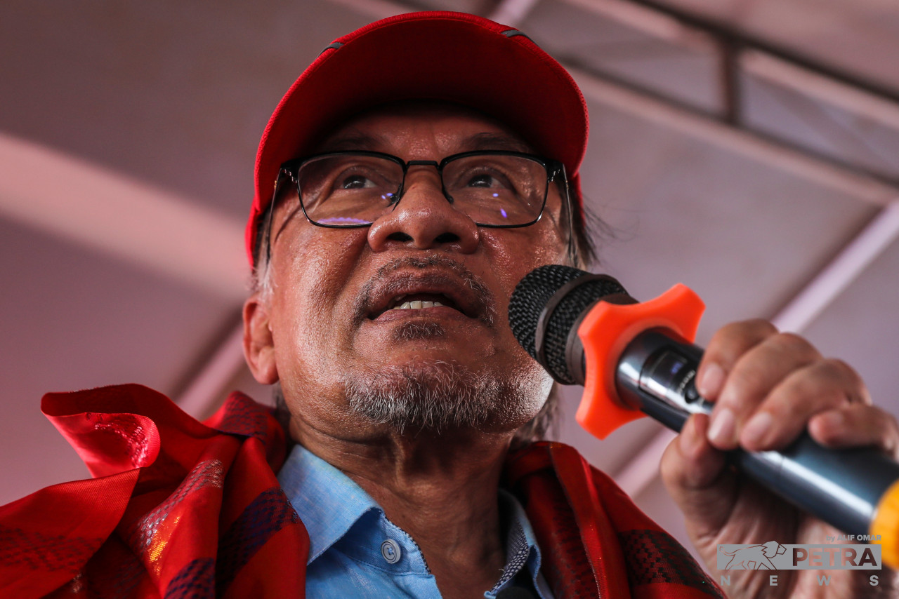 At the start of his speech, Datuk Seri Anwar Ibrahim (pic) wasted no time in cautioning the crowd about the dangers of supporting BN due to the scandal-ridden administration of former prime minister Datuk Seri Najib Razak and the alleged current failures of caretaker prime minister Datuk Seri Ismail Sabri Yaakob. – ALIF OMAR/The Vibes pic, November 14, 2022