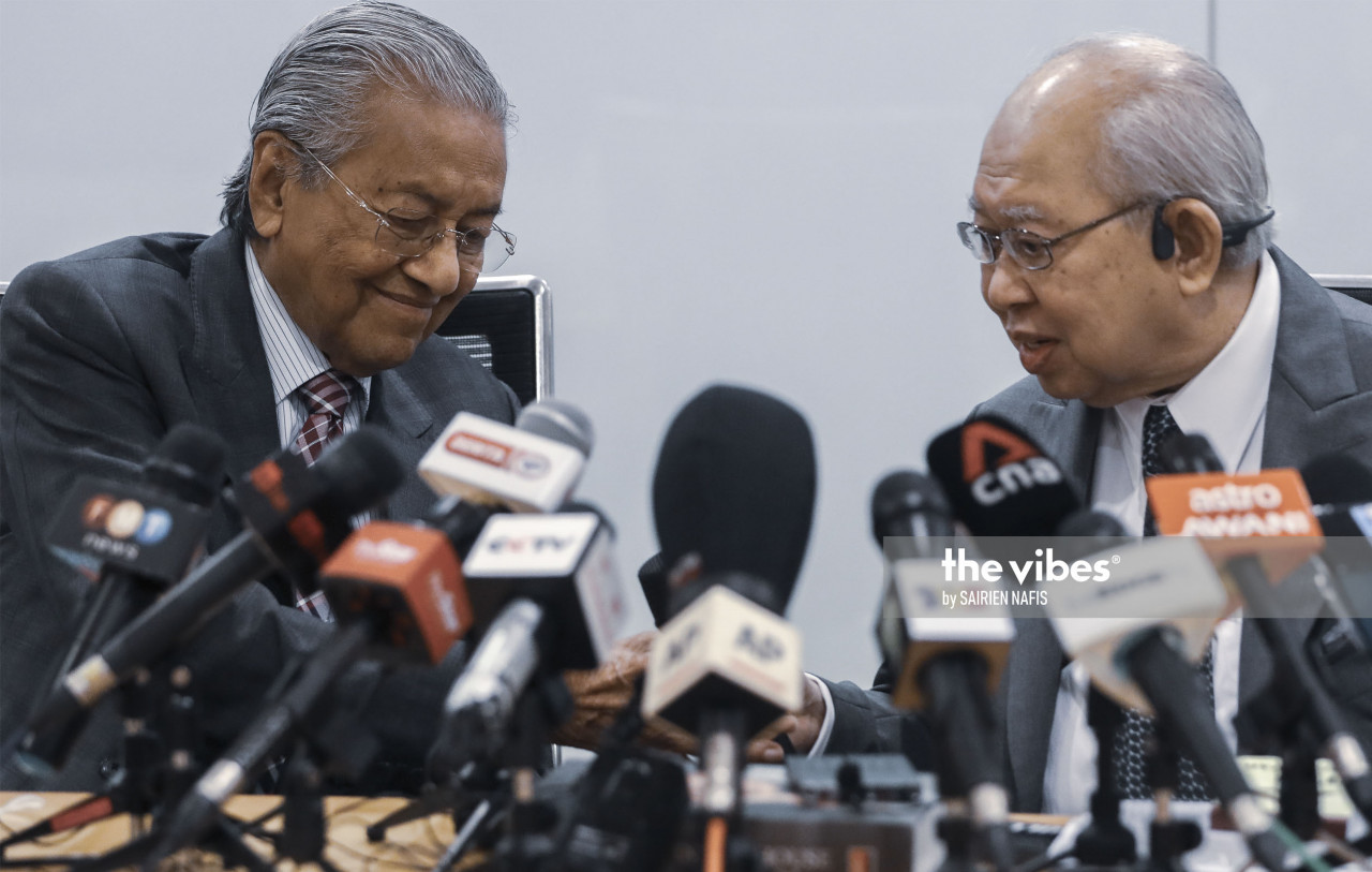 Former prime minister Tun Dr Mahathir Mohamad and Gua Musang MP Tan Sri Tengku Razaleigh Hamzah are calling on MPs to vote with their conscience in Parliament tomorrow. – SAIRIEN NAFIS/The Vibes, December 14, 2020