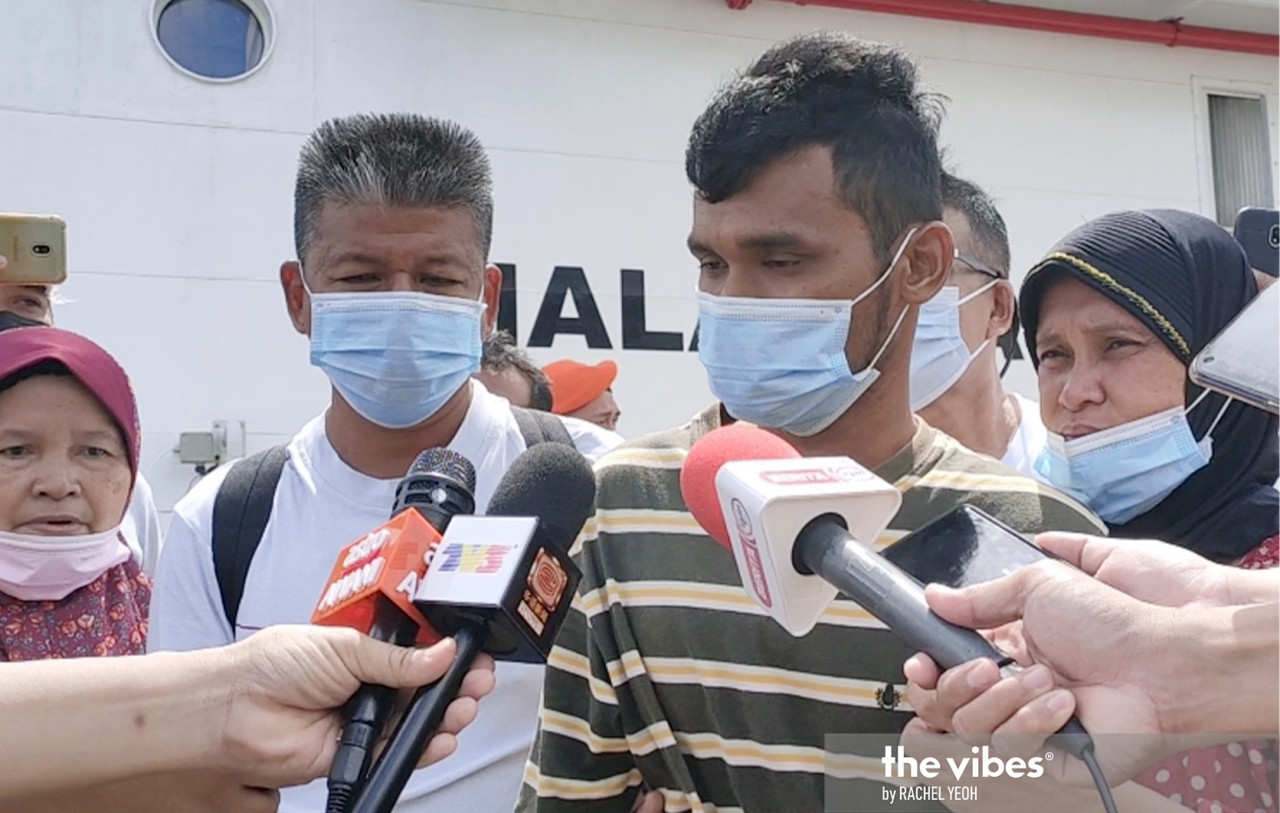 Asman (right) and his uncle Roslie (left to Asman) are currently the only survivors of the tugboat accident in Kinabatangan on Wednesday. –  REBECCA CHONG/The Vibes pic, January 15, 2021