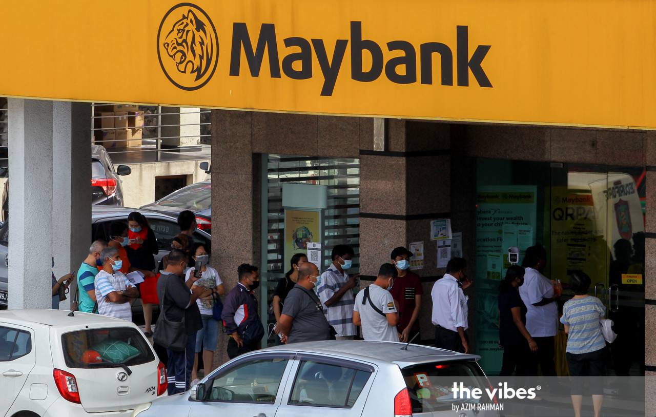 A long line forms outside a bank in Puchong on Wednesday. – AZIM RAHMAN/The Vibes pic, January 17, 2021