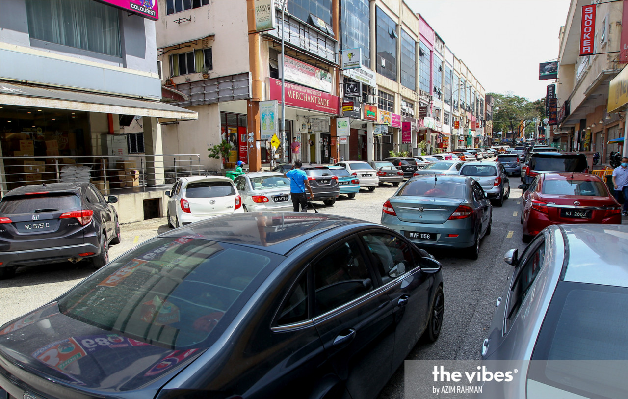A business area in Puchong full of people and cars on Friday. – AZIM RAHMAN/The Vibes pic, January 17, 2021