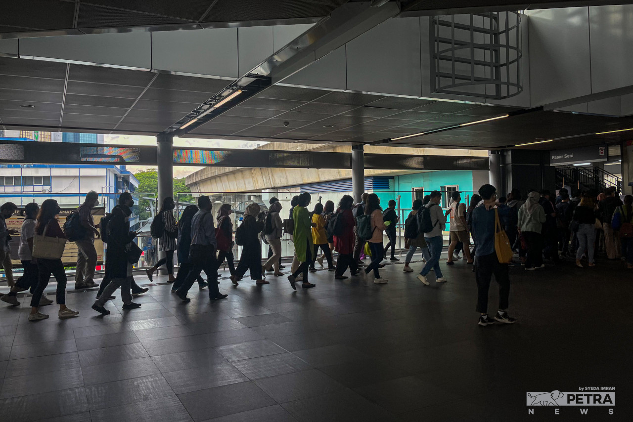 An employee familiar with the LRT and MRT services says the congestion is expected, as public transport is the most optimum means of commuting. – SYEDA IMRAN/The Vibes pic, June 16, 2022