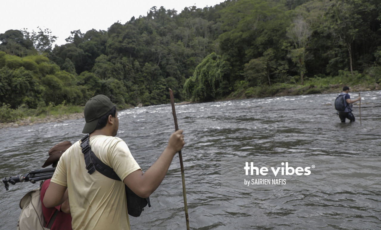 To get to the dam’s earmarked location, one will have to brave a three-hour hike and navigate knee-deep waters of the Papar river. – SAIRIEN NAFIS/The Vibes pic, September 21, 2020