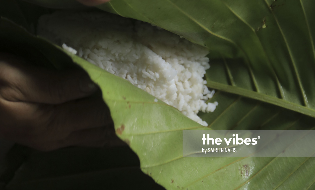 Packets of rice wrapped with banyan leaves are used as food rations as locals guide The Vibes news team to dam’s earmarked site. – SAIRIEN NAFIS/The Vibes pic, September 21, 2020