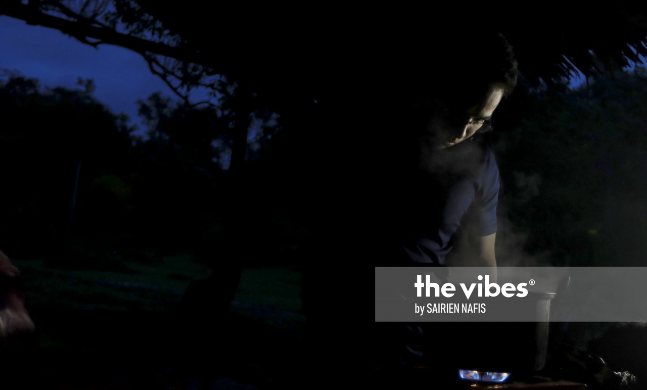 The Vibes journalist Zaidi Azmi cooks rice for the journey to the dam the next day. – SAIRIEN NAFIS/The Vibes pic, September 21, 2020