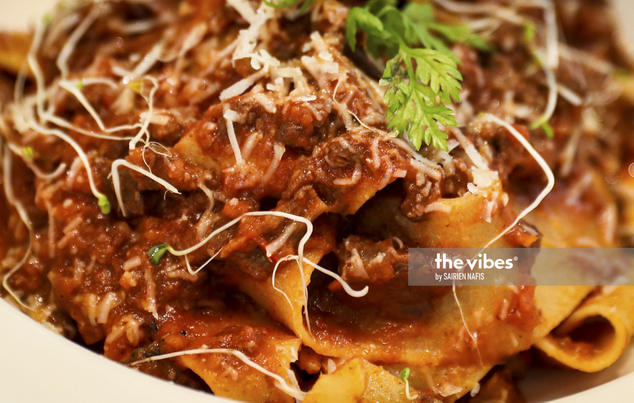 An up-close look at Pappardelle al Ragu. Long, flat pasta with a fresh beef meat sauce. – The Vibes pic