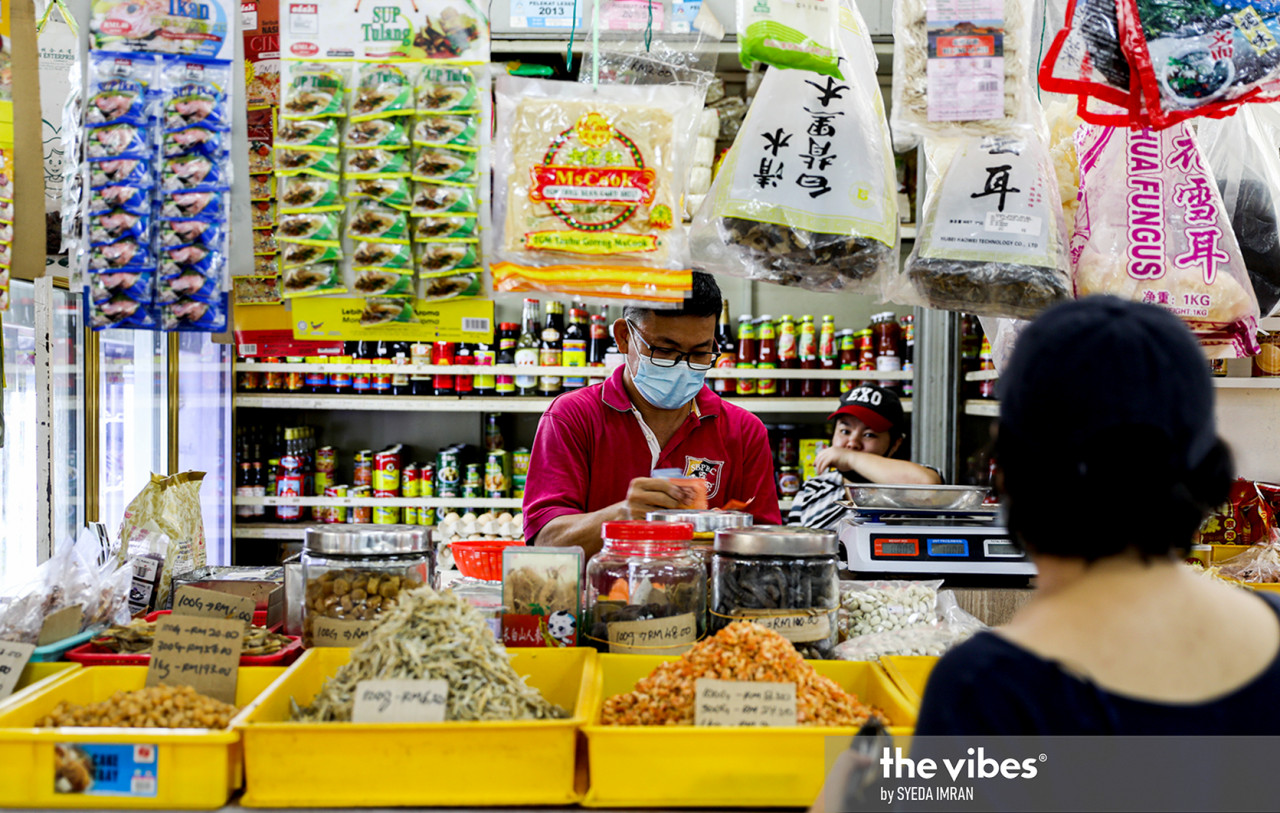 Grocery stores are among the businesses allowed to operate during the MCO. – SYEDA IMRAN/The Vibes pic, January 17, 2021