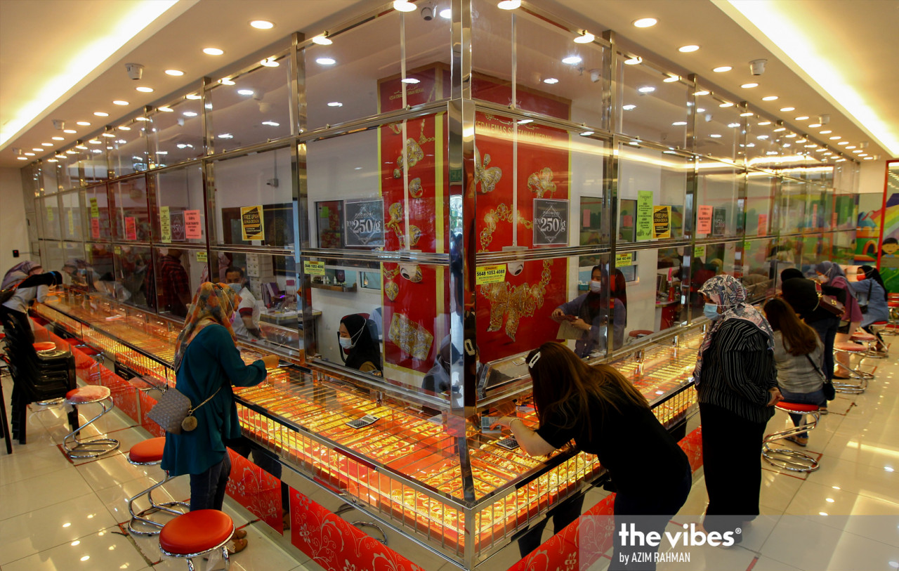 Customers at a jewellery store in Kuala Lumpur yesterday. – AZIM RAHMAN/The Vibes pic, January 17, 2021