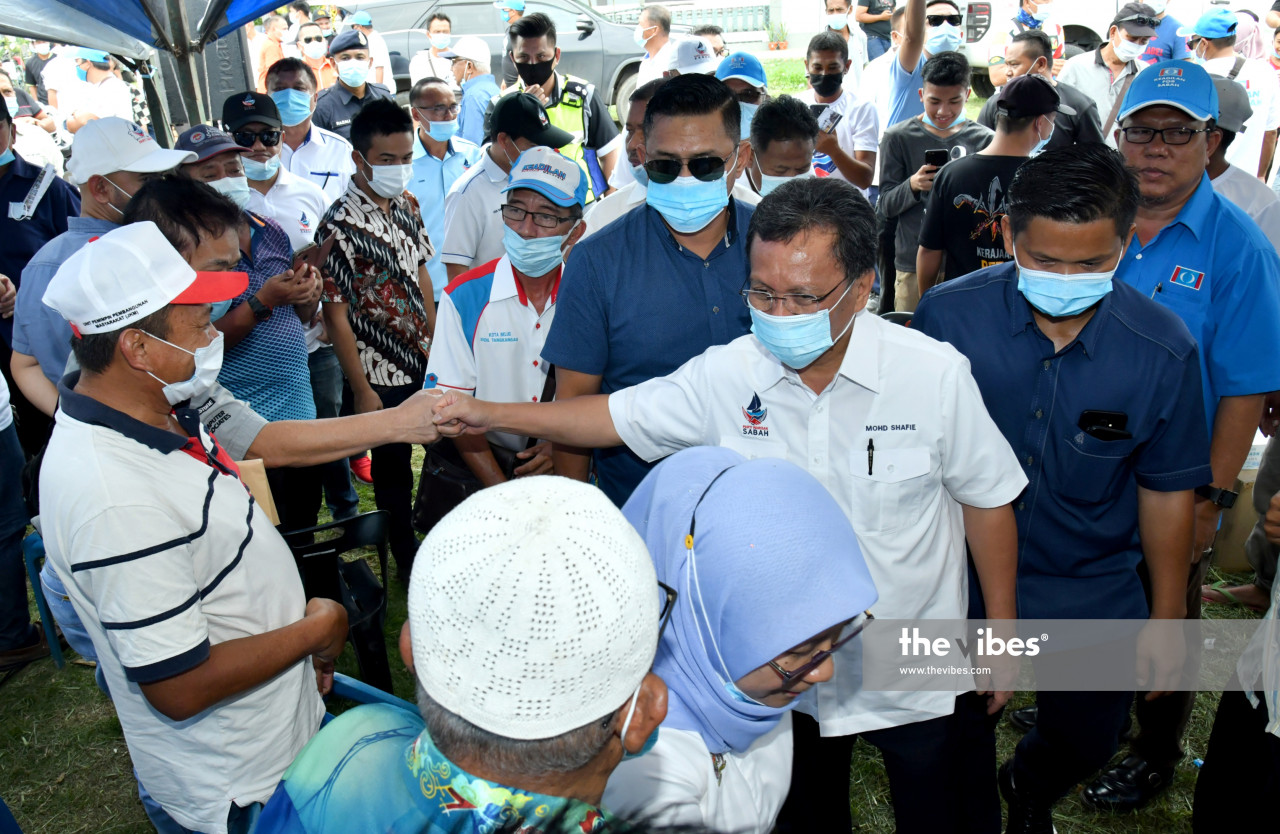 Datuk Seri Mohd Shafie Apdal mingling with Sabahans in Kota Belud after a programme with Warisan candidate for Pintasan, Mohd Safian Saludin in Kg Tamau. – The Vibes pic, September 19, 2020