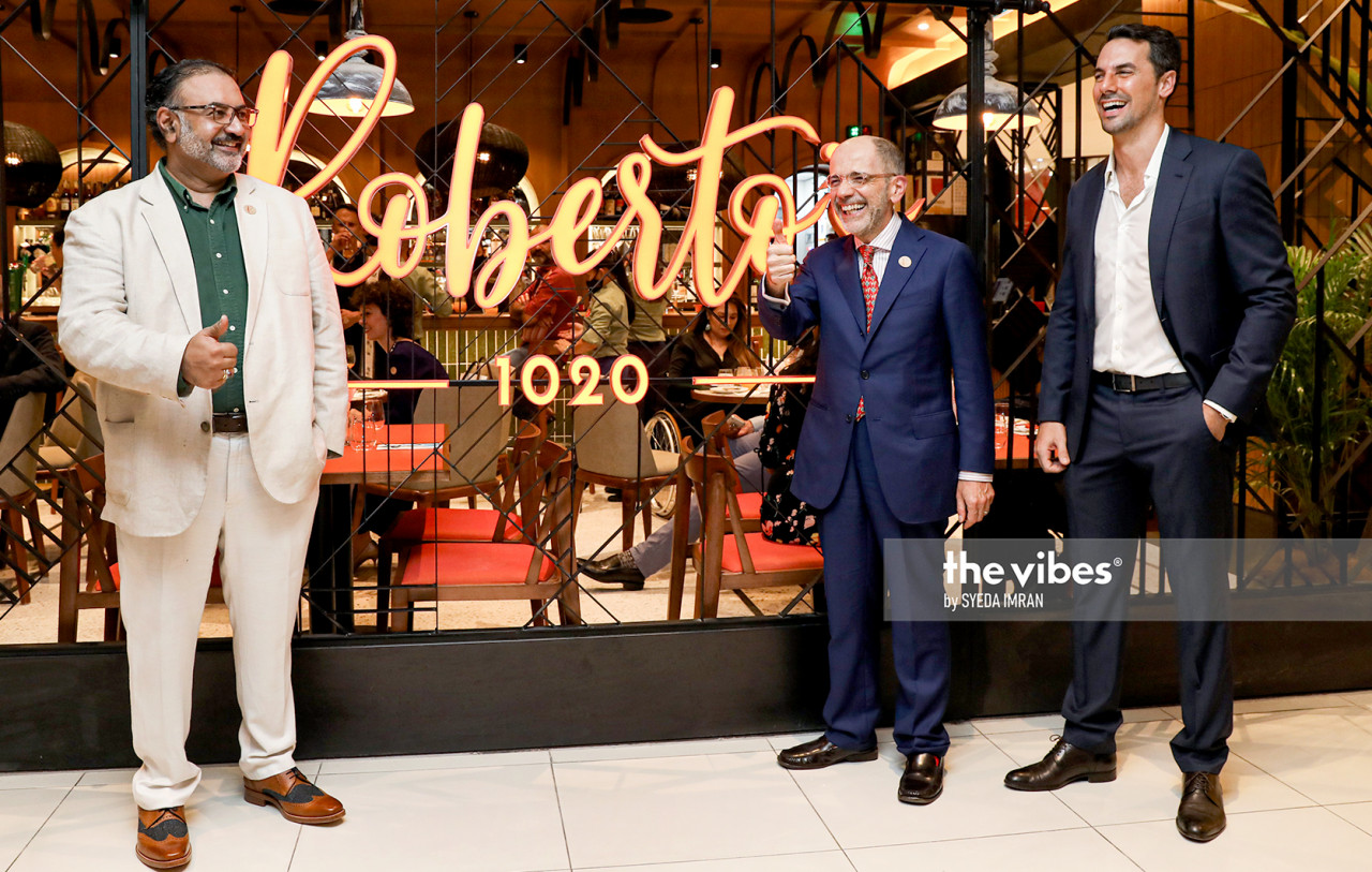 Petra Group chairman and group chief executive Datuk Dr Vinod Sekhar (L) and Italian Ambassador H.E. Cristiano Maggipinto (2nd from R) give the thumbs up as Petra Cucina chief executive Roberto Guiati (R) looks on. - The Vibes pic 