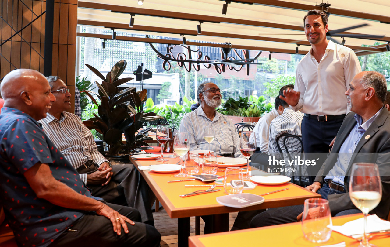  Roberto himself entertains some guests. - The Vibes pic