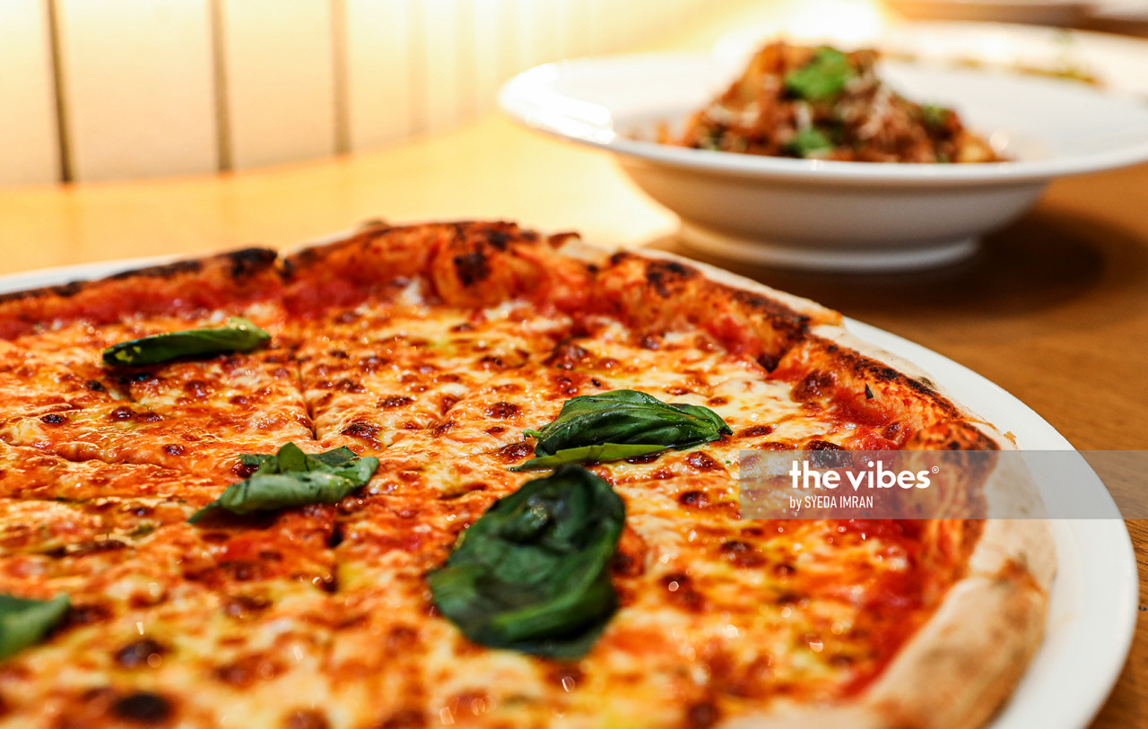 The classic Margherita pizza pie, topped with basil. – The Vibes pic