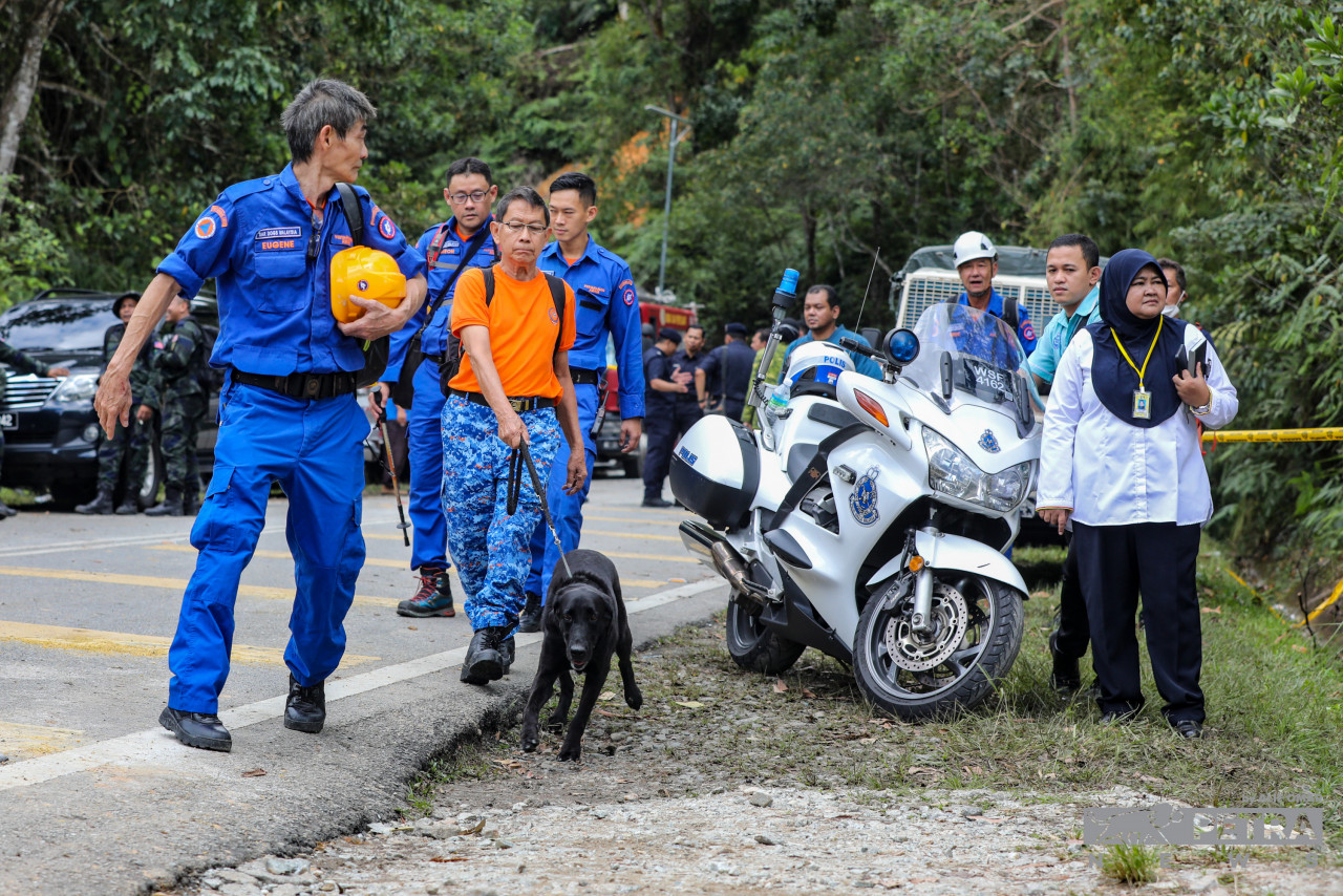 The search-and-rescue operations for missing people in the Batang Kali landslide are ongoing with 200 personnel on-site. – ALIF OMAR/The Vibes pic, December 16, 2022