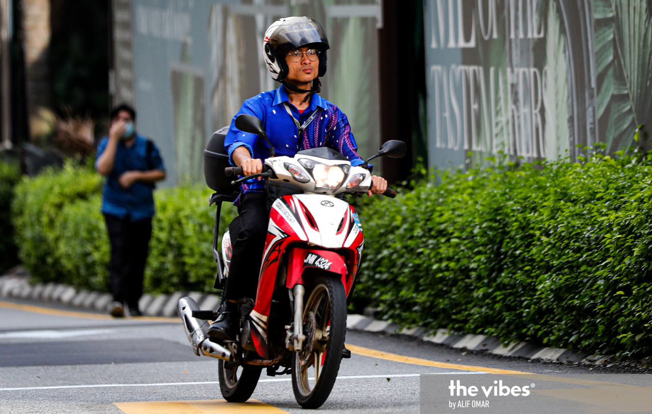 A motorcyclist riding without a mask on in Kuala Lumpur. – ALIF OMAR/The Vibes pic, January 17, 2021
