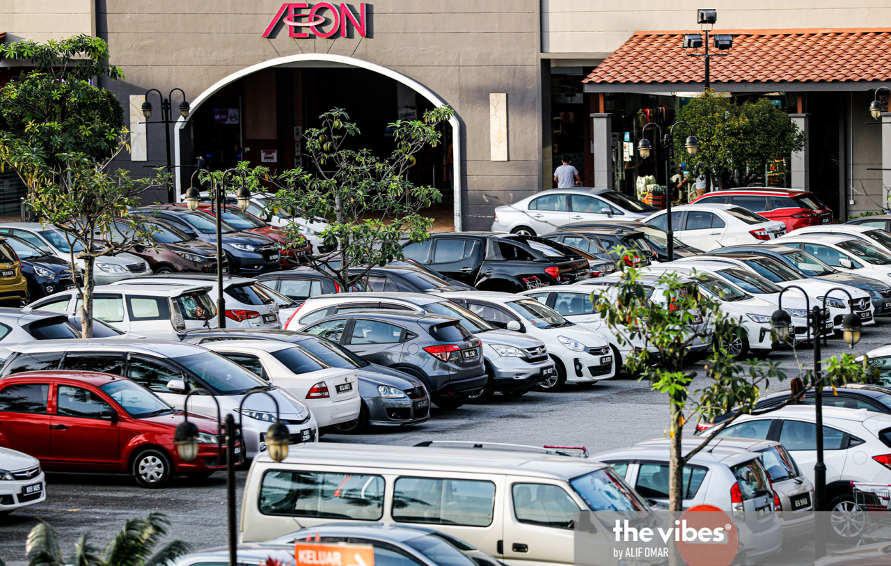 The car park of a shopping complex in Puchong is almost full on Wednesday. – ALIF OMAR/The Vibes pic, January 17, 2021