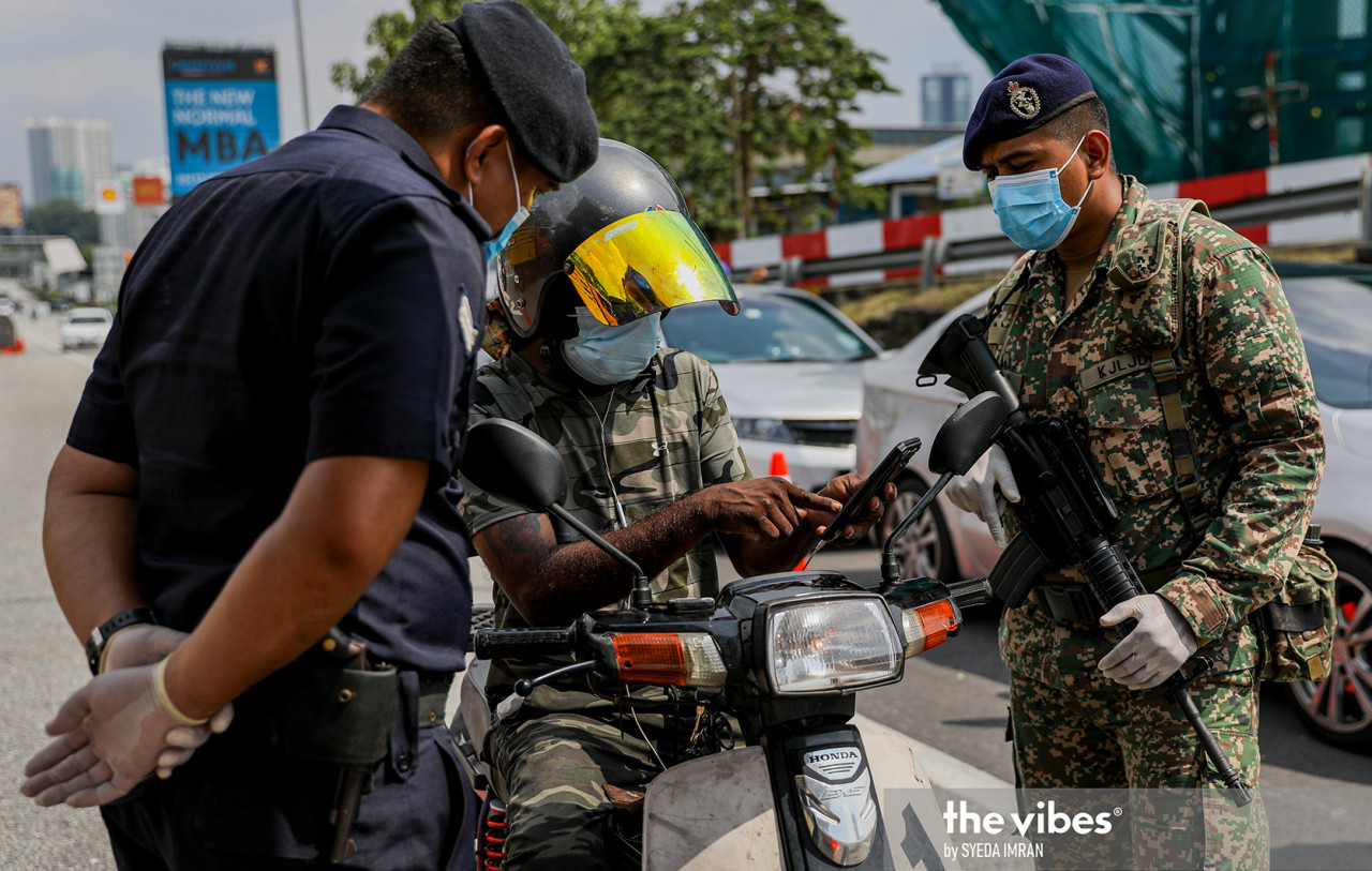 Motorcyclist explain something to the police and army at the roadblock in Petaling Jaya. - SYEDA IMRAN/The Vibes pic, January 17, 2021