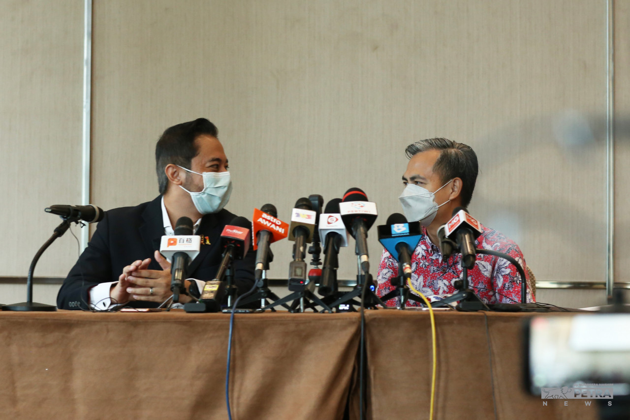 According to PKR communications director Fahmi Fadzil (right) and Selangor Barisan Nasional information chief Isham Jalil, the debate will be separated into three segments, the first focusing on issues faced by Sapura Energy and whether it needed to be bailed out by the government. – The Vibes file pic, May 11, 2022