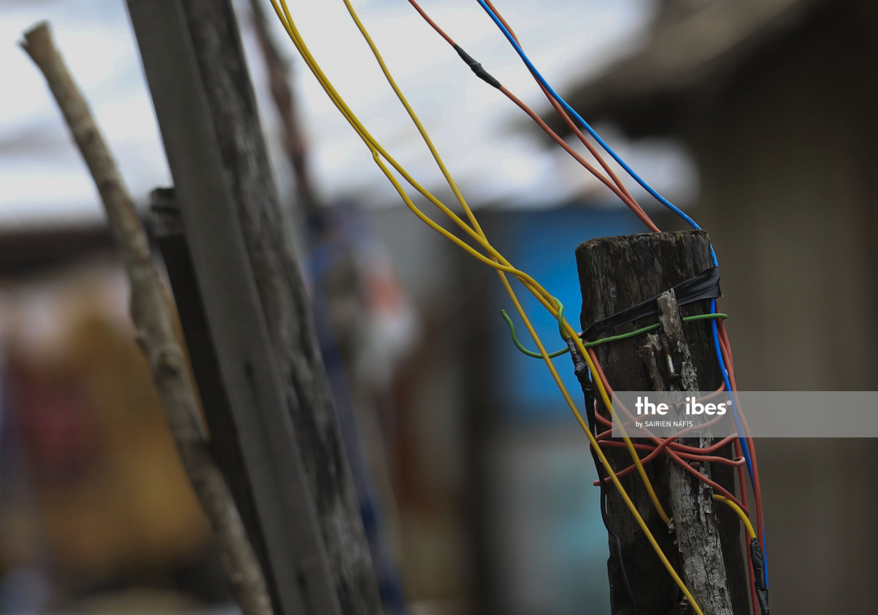 Kg Numbak residents are faced with dangerous cable wiring just to ensure that they have power supply. – The Vibes pic, September 19, 2020