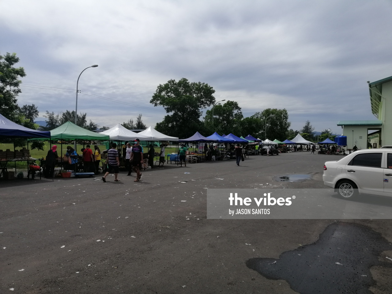 Traders were moved to another area to set up their stalls. – JASON SANTOS/The Vibes, October 17, 2020