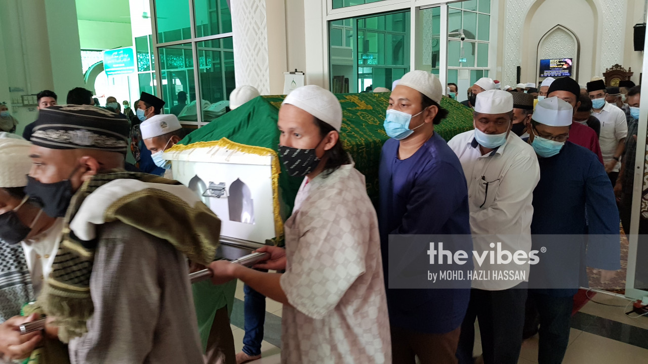 The remains of Datuk Baharom Mahusin are brought to their final resting place at the Taman Raudhatul Sakinah Muslim cemetery in Jalan Karak, Kuala Lumpur.  – MOHD HAZLI HASSAN/The Vibes pic, November 17, 2020
