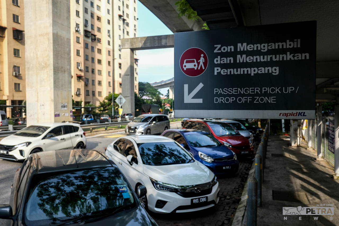 Kg Muhibbah PPR Phase 1 is also adjacent to the Muhibbah LRT station, posing another headache to residents who are struggling with the lack of parking space even in their own housing area. – ALIF OMAR/The Vibes pic, May 20, 2022
