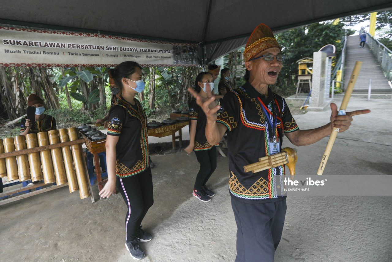 Business as usual for volunteers of Persatuan Seni Budaya Tuaran at the popular Tamparuli bridge. – SAIRIEN NAFIS/The Vibes. September 19, 2020