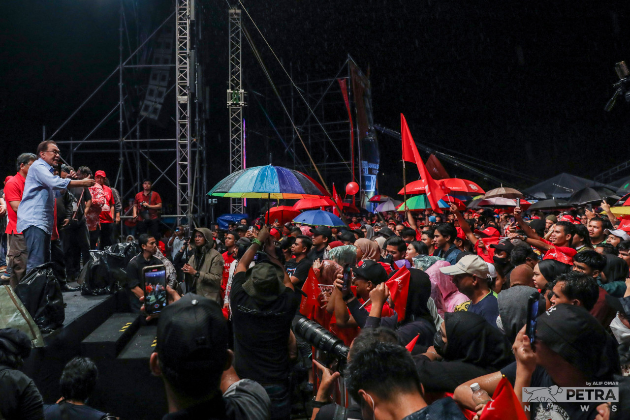 Despite suffering from a slight sore throat – a by-product of intense ceramah and community events – Datuk Seri Anwar Ibrahim did not relent in his message that Pakatan Harapan must be given the mandate to lead the country and subsequently save it from further ‘corruption’ and incompetent leaders. – ALIF OMAR/The Vibes pic, November 18, 2022