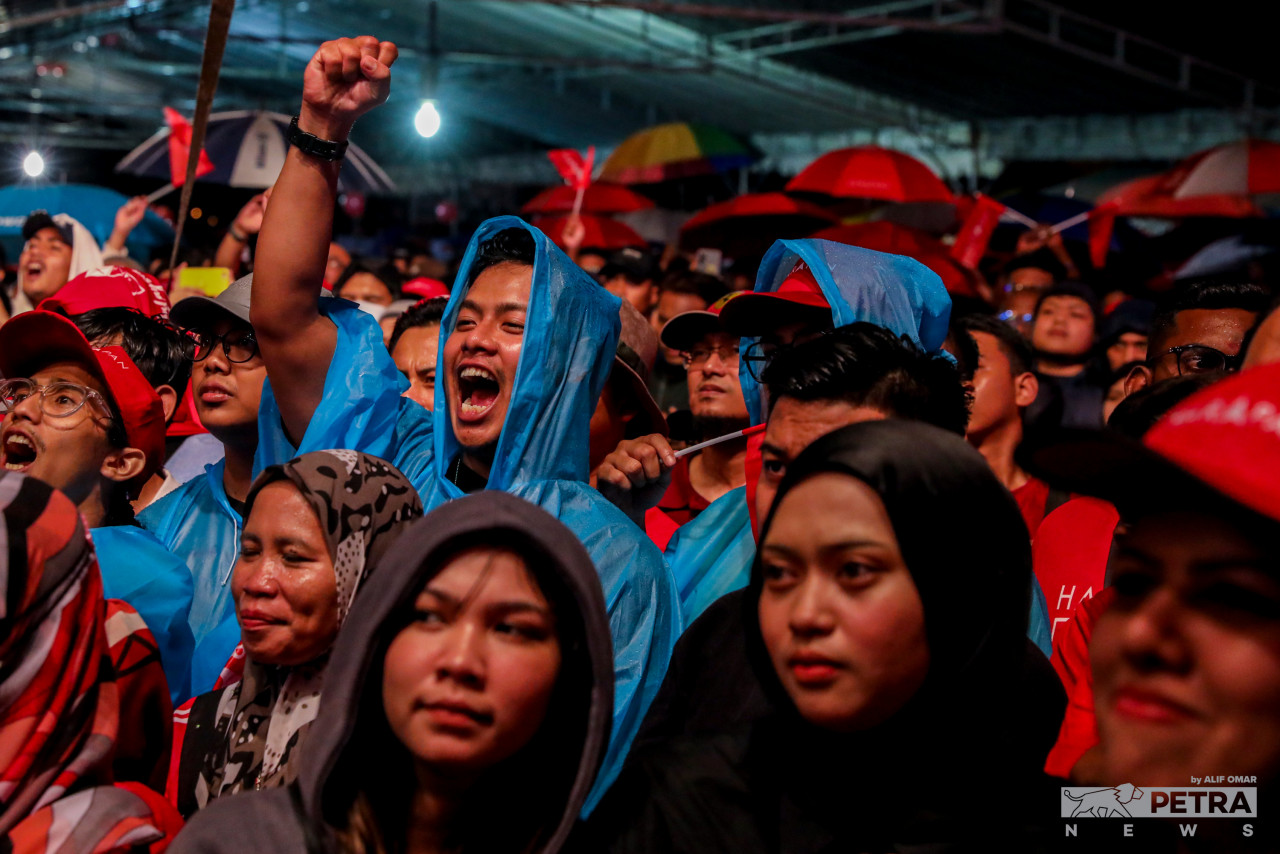 Datuk Seri Anwar Ibrahim stresses that the nation's future now lies on its youth, who are sick and tired of its socio-economic doldrums. – ALIF OMAR/The Vibes pic, November 18, 2022