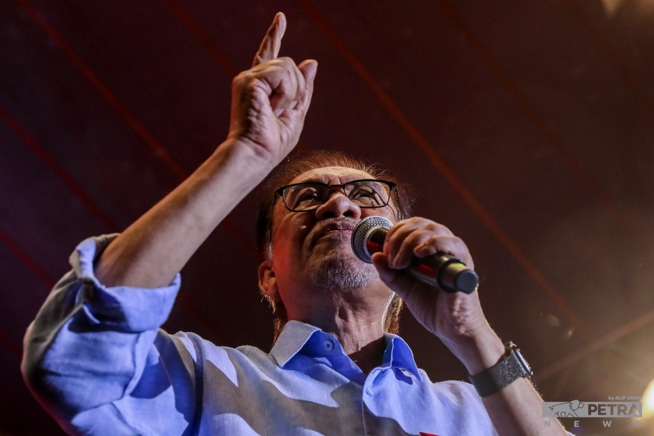 Datuk Seri Anwar Ibrahim says Pakatan Harapan is the only coalition that has campaigned on issues rather than personal attacks or personalities. – ALIF OMAR/The Vibes pic, November 18, 2022