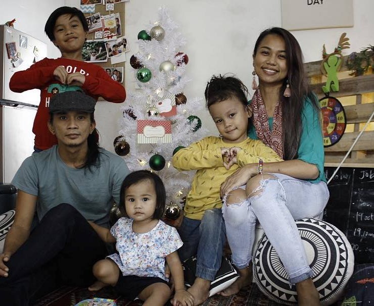 Amy Dangin (right) with her family in front of a Christmas tree that they had set up. – Pic courtesy of Amy Dangin