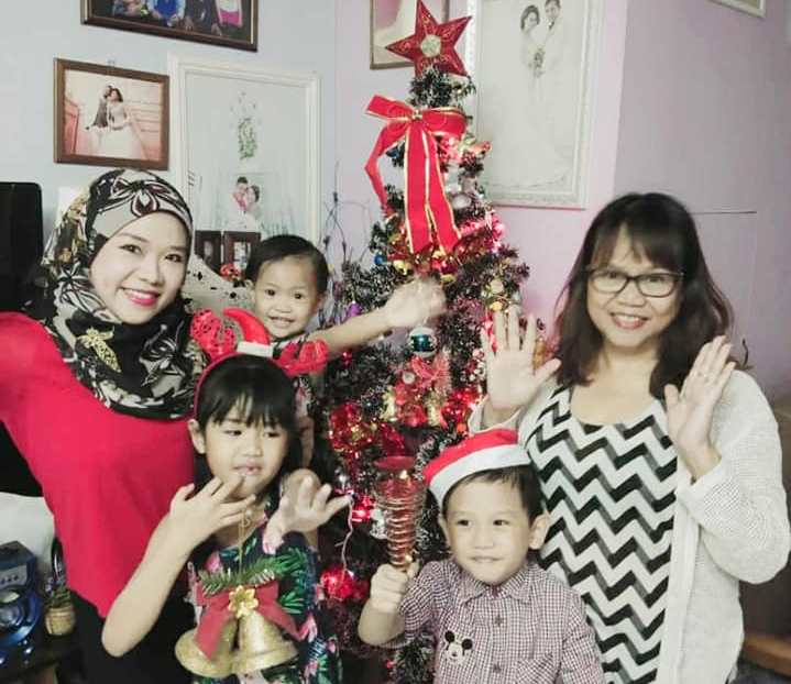 Wendy Aaliyah Chong (left) with her mother (right) and her children. – Pic courtesy of Wendy Aaliyah Chong