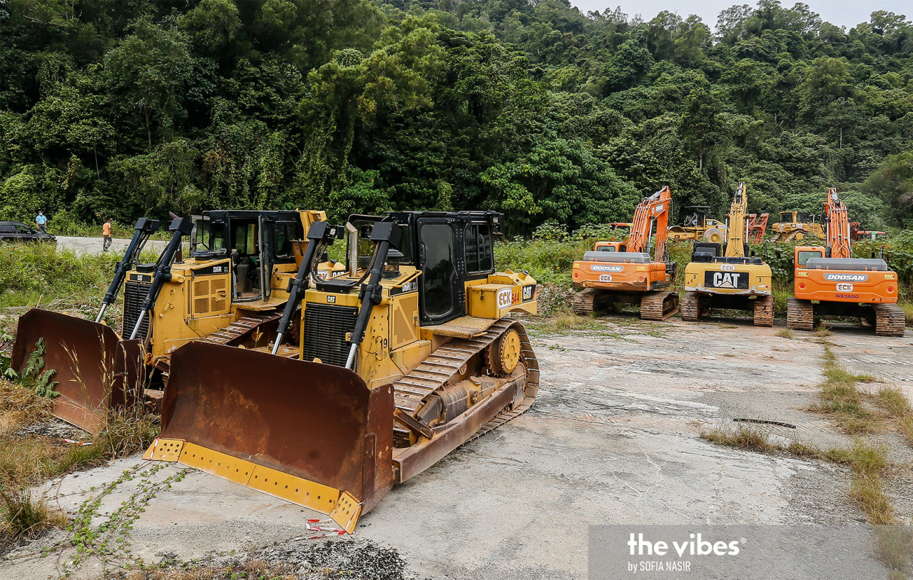 The deployment of the equipment and machinery was done in stages until this afternoon. – SOFIA NASIR/The Vibes pic, January 19, 2021