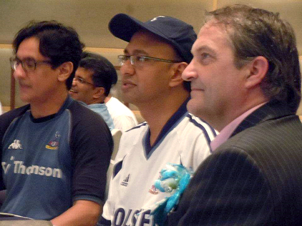 Shebby with Tottenham Hotspur fan club former vice president Hisham (pictured centre) and Spurs legend Gary Mabbutt (pictured right) − Serbegeth Singh pic, January 19, 2022