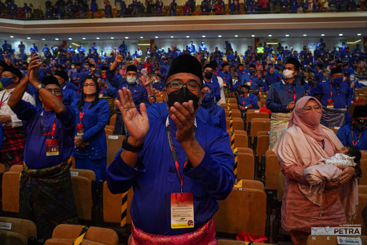 Although several delegates at the Umno general assembly interviewed by The Vibes were reserved with their comments, the majority say that president Datuk Seri Ahmad Zahid Hamidi should continue to lead the party until its internal polls slated for year end. – AZIM RAHMAN/The Vibes pic, March 19, 2022