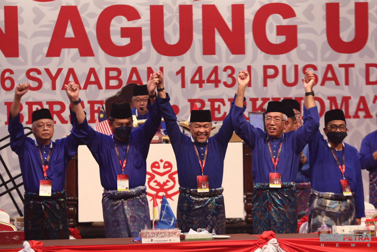 Earlier in his speech, Umno vice-president Datuk Seri Ismail Sabri Yaakob (left) says his loyalty remains with the party, and that he will always be indebted to party leaders and members for his appointment into the country's top post. – AZIM RAHMAN/The Vibes pic, March 19, 2022