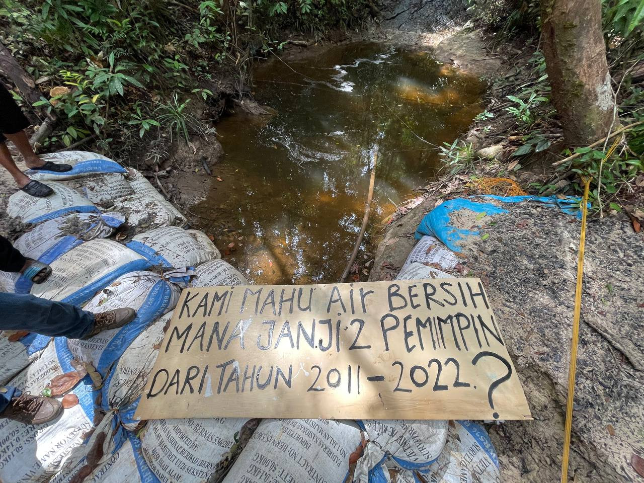 The villagers of Kg Bambangan are demanding an answer from politicians who had promised them clean water supply since 2011. – REBECCA CHONG/The Vibes pic, August 21, 2022 