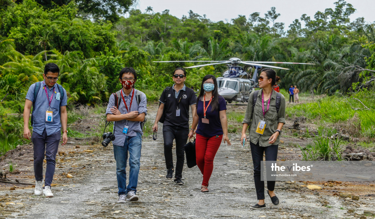 Media personnel at PDM Bangkalalak in Lumadan have been rerouted to another landing site after the previous one was flooded. – The Vibes pic, September 19, 2020