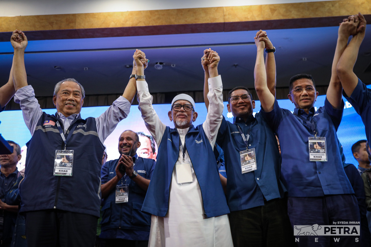 Tan Sri Muhyiddin Yassin (left) says that the coalition leaders will have a meeting and an answer by (Sunday) evening. – SYEDA IMRAN/The Vibes, November 20, 2022