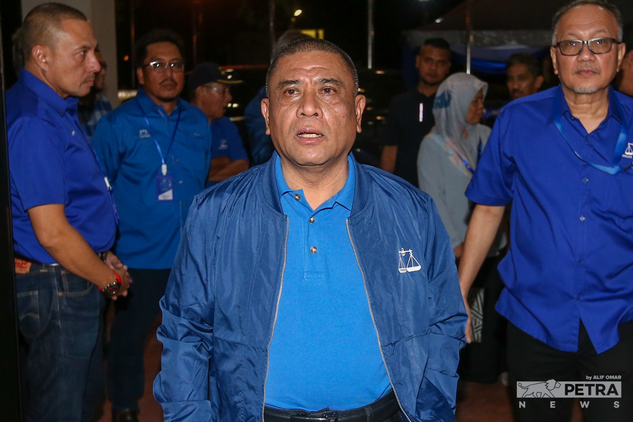 Perak BN state chief Datuk Seri Saarani Mohamad (centre) arrives at the party state headquarters here in Ipoh with BN candidates to view the incoming election results. – ALIF OMAR/The Vibes pic, November 19, 2022